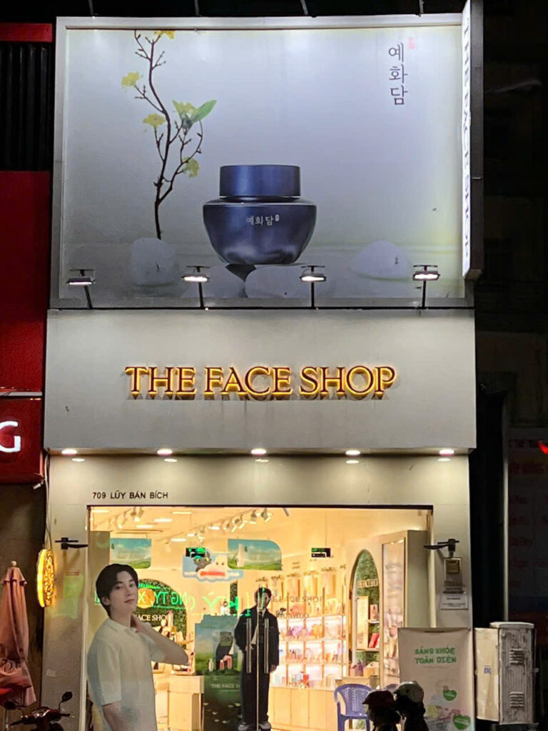 Sửa địa chỉ bảng hiệu sau khi sáp nhập quận 2025