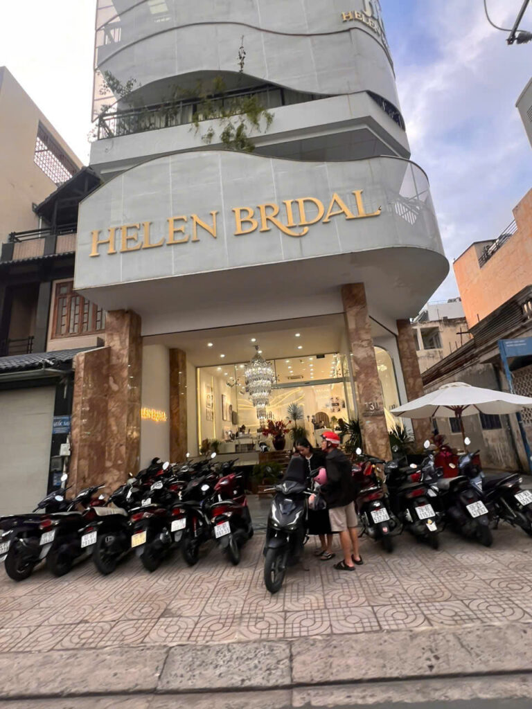 Dán decal mới lên địa chỉ bảng hiệu