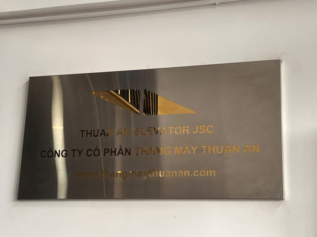 BẢNG HIỆU CNC INOX TRẮNG – LÓT NỀN INOX VÀNG ĐẲNG
