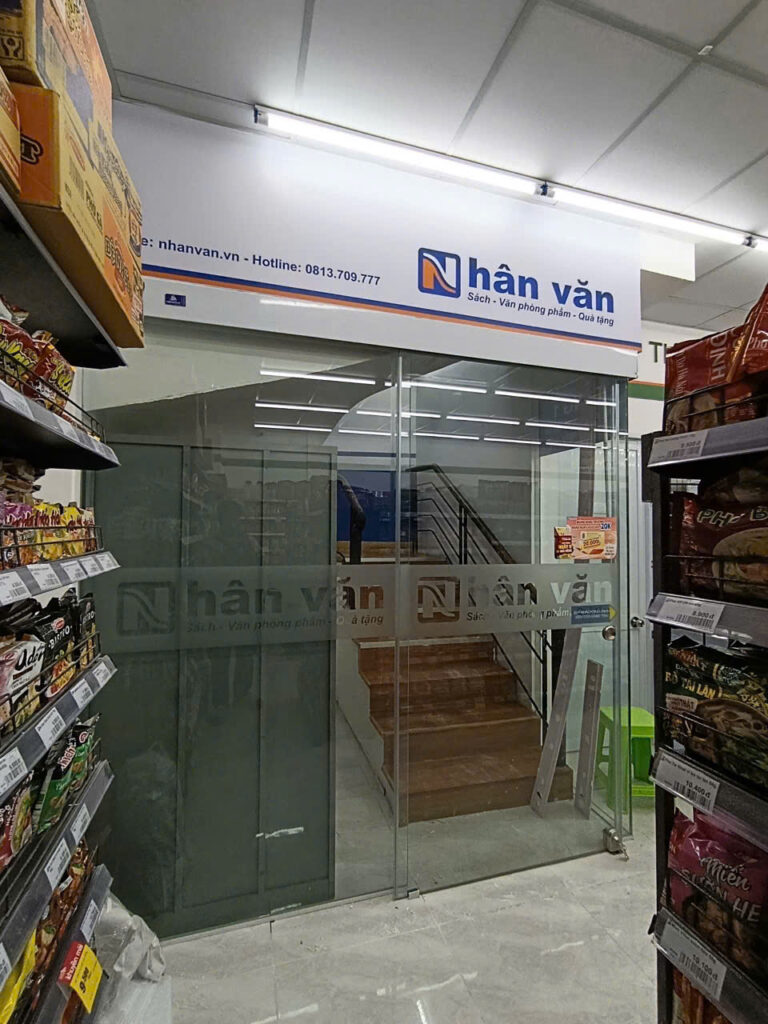 DÁN DECAL MỜ LÊN KÍNH 2 DÁN DECAL MỜ LÊN KÍNH