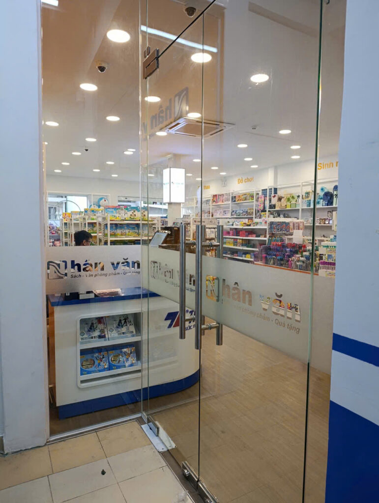 DÁN DECAL MỜ LÊN KÍNH 4 DÁN DECAL MỜ LÊN KÍNH