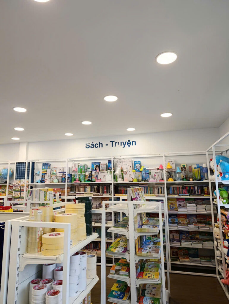 THI CÔNG CHỮ MICA 2LY DÁN TƯỜNG – NHÀ SÁCH NHÂN VĂN 4 THI CÔNG CHỮ MICA 2LY DÁN TƯỜNG – NHÀ SÁCH NHÂN VĂN