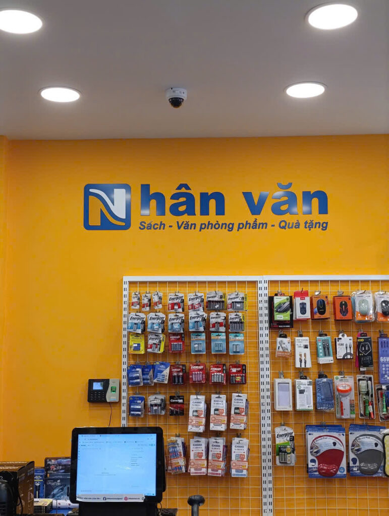 THI CÔNG CHỮ MICA 2LY DÁN TƯỜNG – NHÀ SÁCH NHÂN VĂN