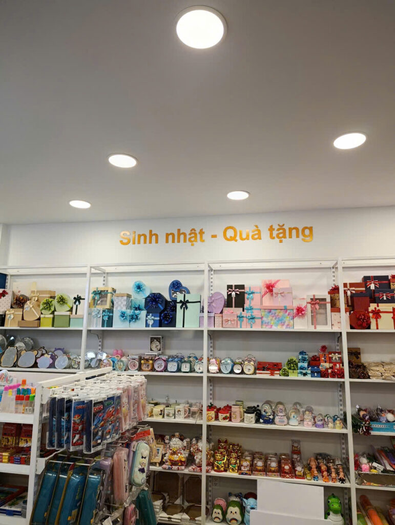 THI CÔNG CHỮ MICA 2LY DÁN TƯỜNG – NHÀ SÁCH NHÂN VĂN 2 THI CÔNG CHỮ MICA 2LY DÁN TƯỜNG – NHÀ SÁCH NHÂN VĂN