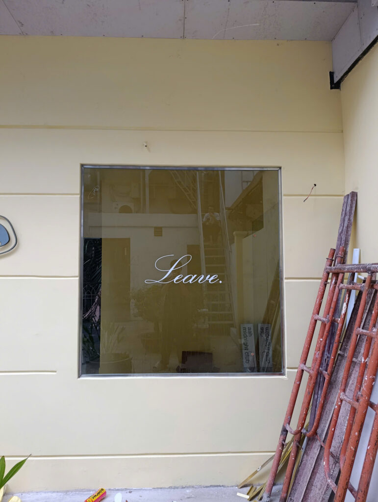 THI CÔNG DECAL CHỮ NGHỆ THUẬT TRÊN KÍNH 4 THI CÔNG DECAL CHỮ NGHỆ THUẬT TRÊN KÍNH