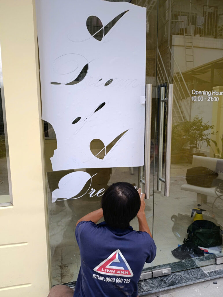 THI CÔNG DECAL CHỮ NGHỆ THUẬT TRÊN KÍNH 3 THI CÔNG DECAL CHỮ NGHỆ THUẬT TRÊN KÍNH