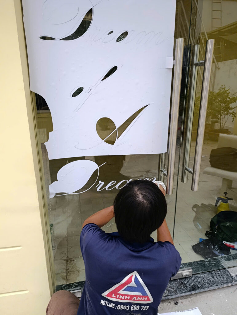 THI CÔNG DECAL CHỮ NGHỆ THUẬT TRÊN KÍNH 2 THI CÔNG DECAL CHỮ NGHỆ THUẬT TRÊN KÍNH