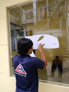 THI CÔNG DECAL CHỮ NGHỆ THUẬT TRÊN KÍNH