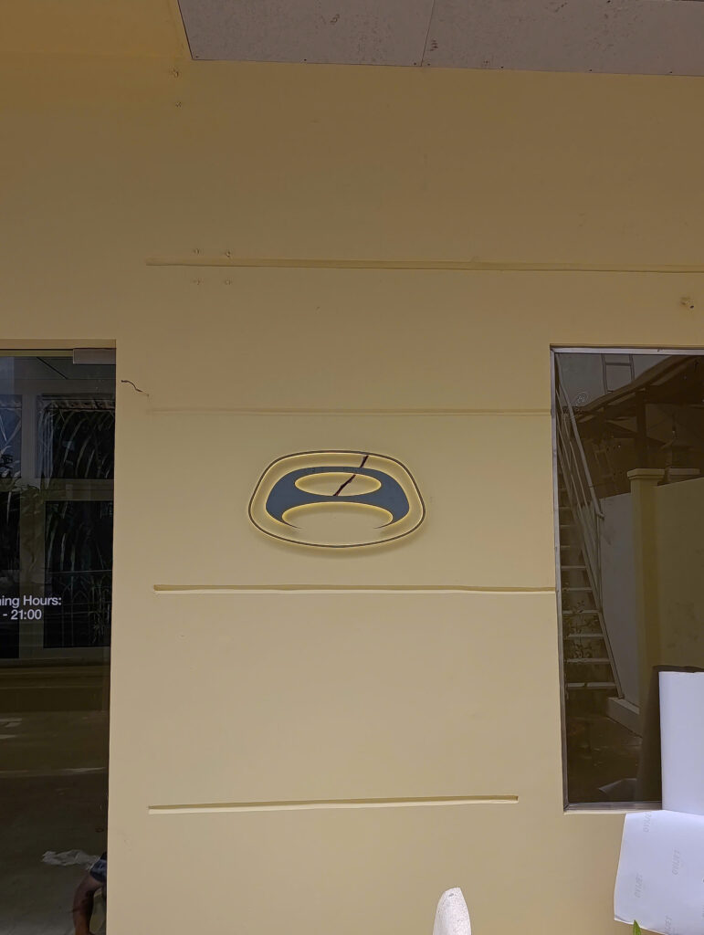 THI CÔNG DECAL CHỮ NGHỆ THUẬT TRÊN KÍNH 5 THI CÔNG DECAL CHỮ NGHỆ THUẬT TRÊN KÍNH