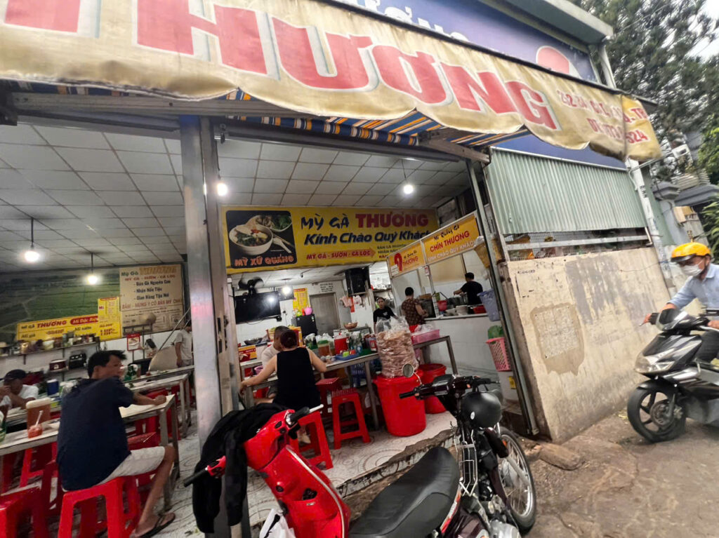 MÌ QUẢNG GÀ CHÍN THƯƠNG- SÀI GÒN 2 z6805047849090 ba4437f6d1b52e2e0edaa0e9e324e653