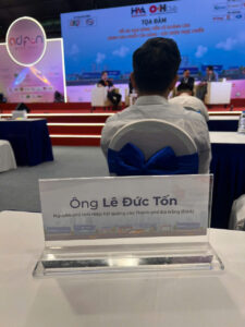 BẢNG TÊN MICA TRONG ĐỂ BÀN