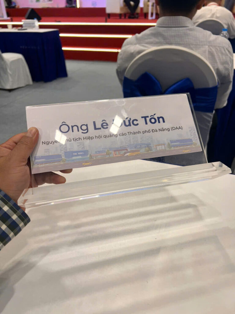 BẢNG TÊN MICA TRONG ĐỂ BÀN 3 BẢNG TÊN MICA TRONG ĐỂ BÀN