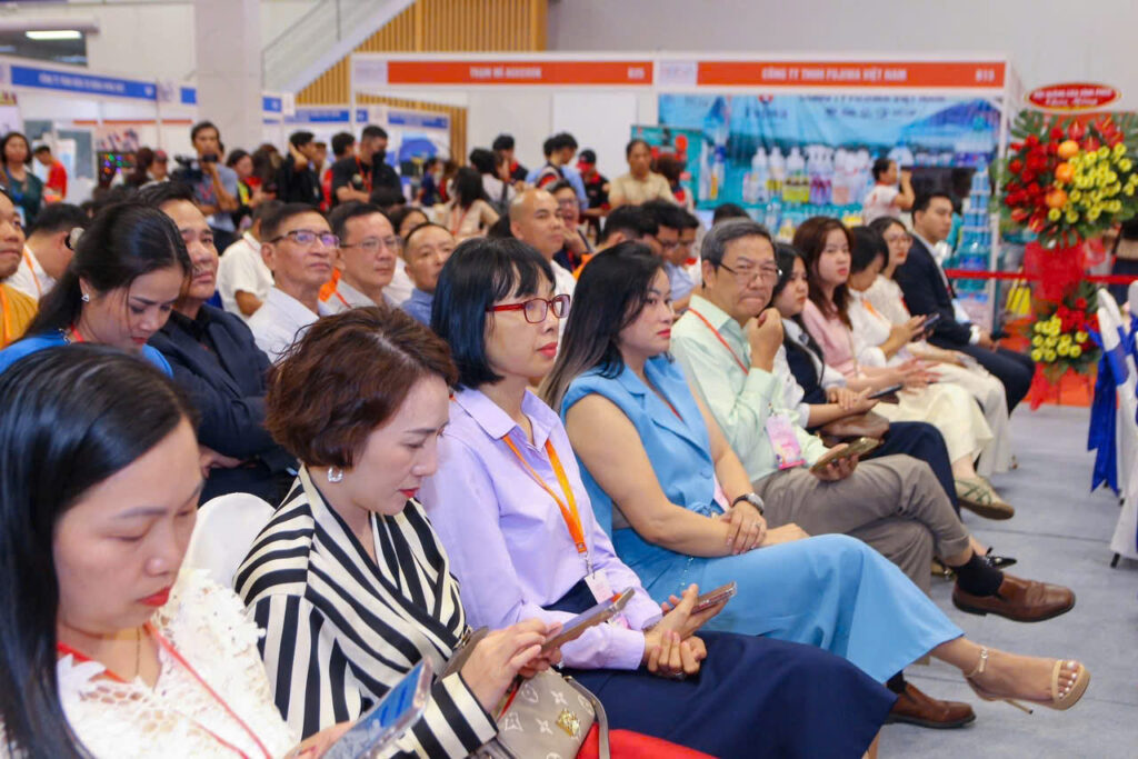 LINH ANH TIN CHỌN HICHEM – GIẢI PHÁP KEO DÁN CAO CẤP CHO CÁC CÔNG TRÌNH QUẢNG CÁO