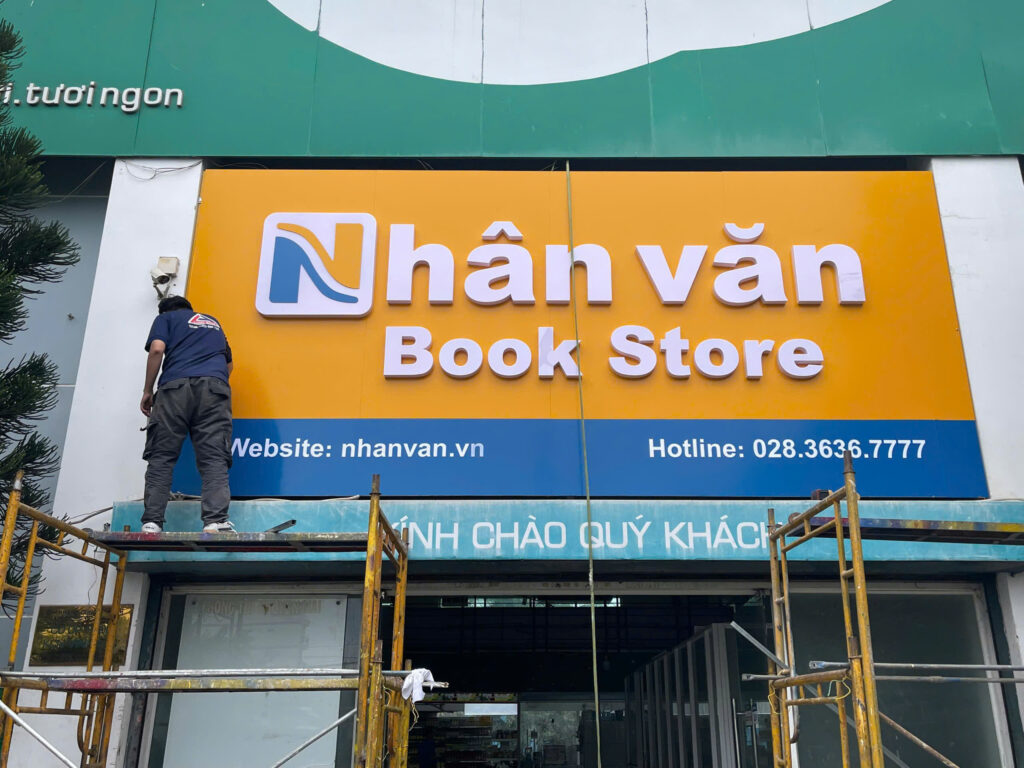 CHUẨN BỊ KHAI TRƯƠNG – NHÀ SÁCH NHÂN VĂN-KCN Vĩnh Lộc