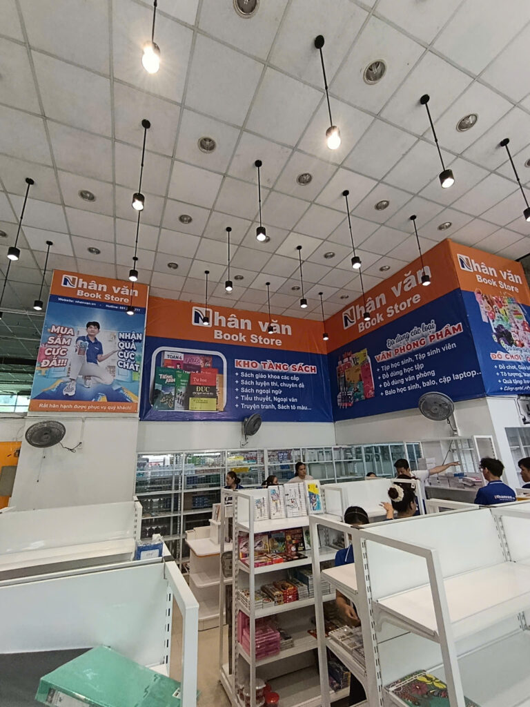 CHUẨN BỊ KHAI TRƯƠNG – NHÀ SÁCH NHÂN VĂN-KCN Vĩnh Lộc