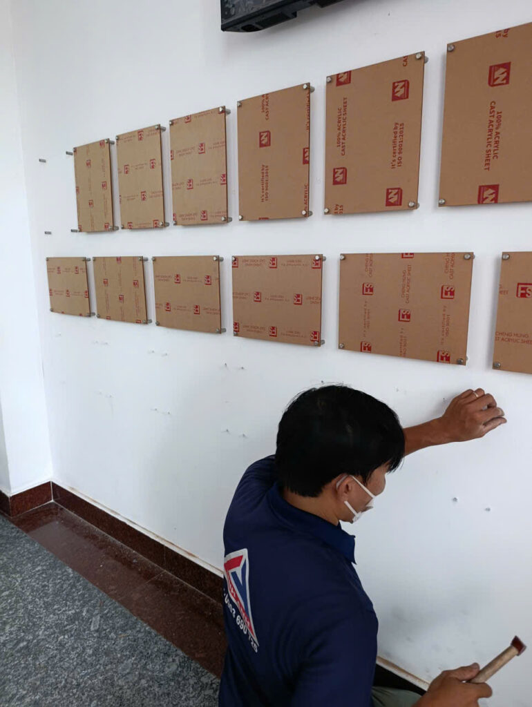 Thi Công & Bàn Giao Bảng Mica Gắn Ốc Chân Kính, thi cong quảng cáo linh anh