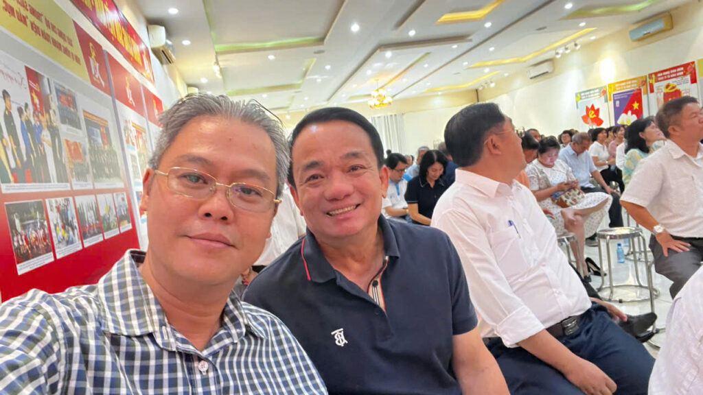 RA MẮT HỘI DOANH NGHIỆP PHƯỜNG TÂN SƠN HÒA, ANH TRI TONG GIAM DOC NHÀ SÁCH NHAN VĂN 