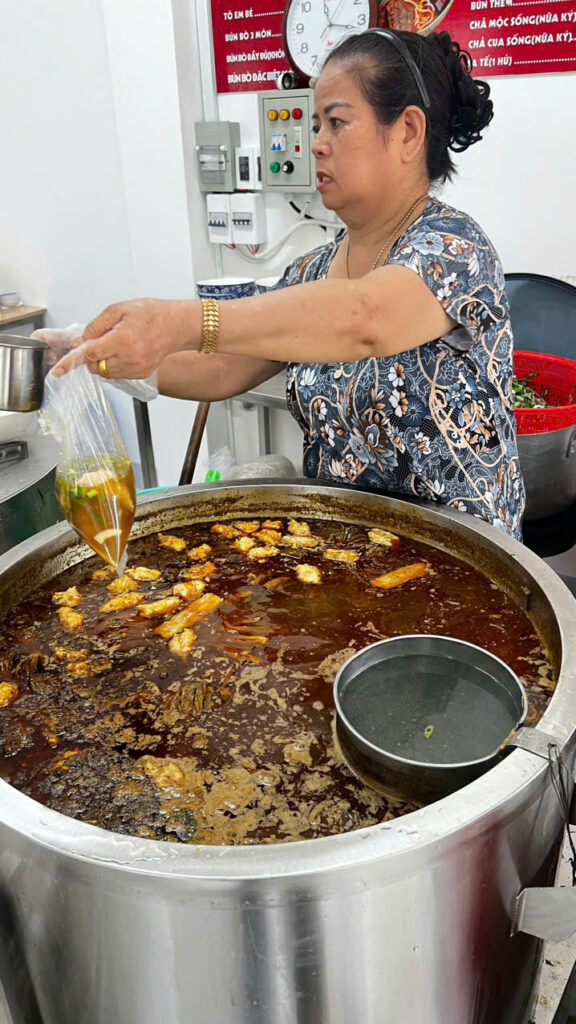 Bún Bò Huế O Tấm – Dời Quán Mới Tại Phường Mỹ Hiền, Không Gian Rộng Rãi – Hương Vị Vẫn Đậm Đà!