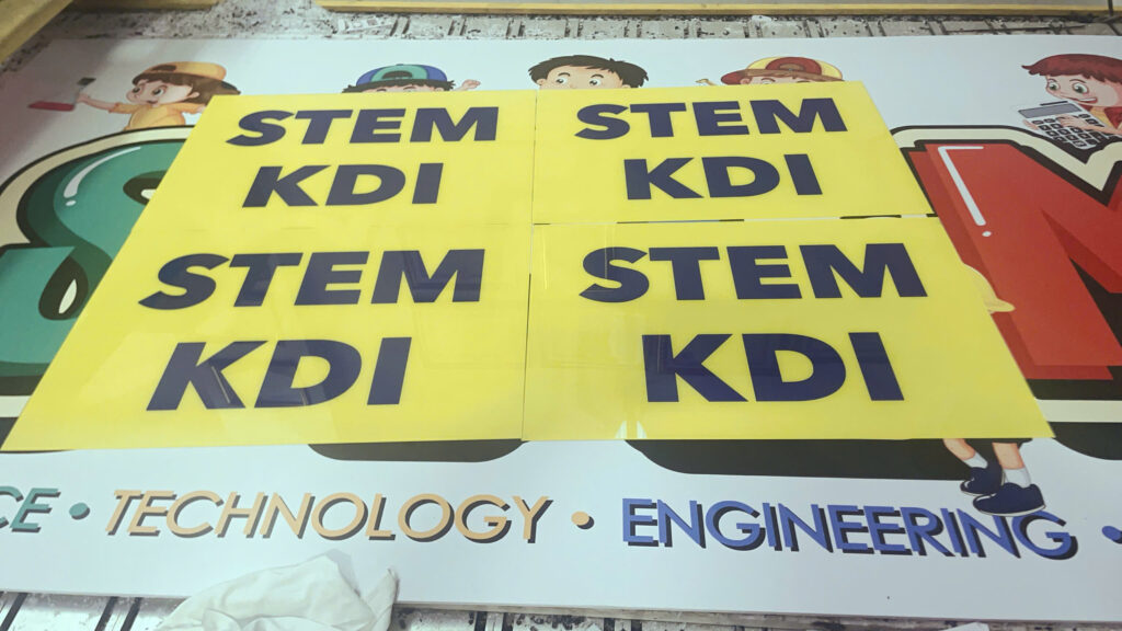 LÀM THẾ NÀO ĐỂ TĂNG CƯỜNG HIỆU QUẢ CỦA BIỂN QUẢNG CÁO NGOÀI TRỜI? 2 In decal cán foam, Gia công CNC và cắt chữ mica