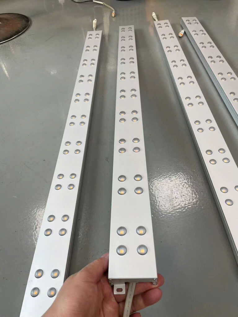 Led Thanh Nhôm 4 Mắt Viền Tòa Nhà -Thi công Quận Bình Tân 