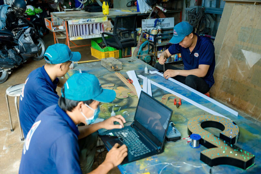 Thi công bảng hiệu quảng cáo tại TP.HCM – Quảng Cáo Linh Anh