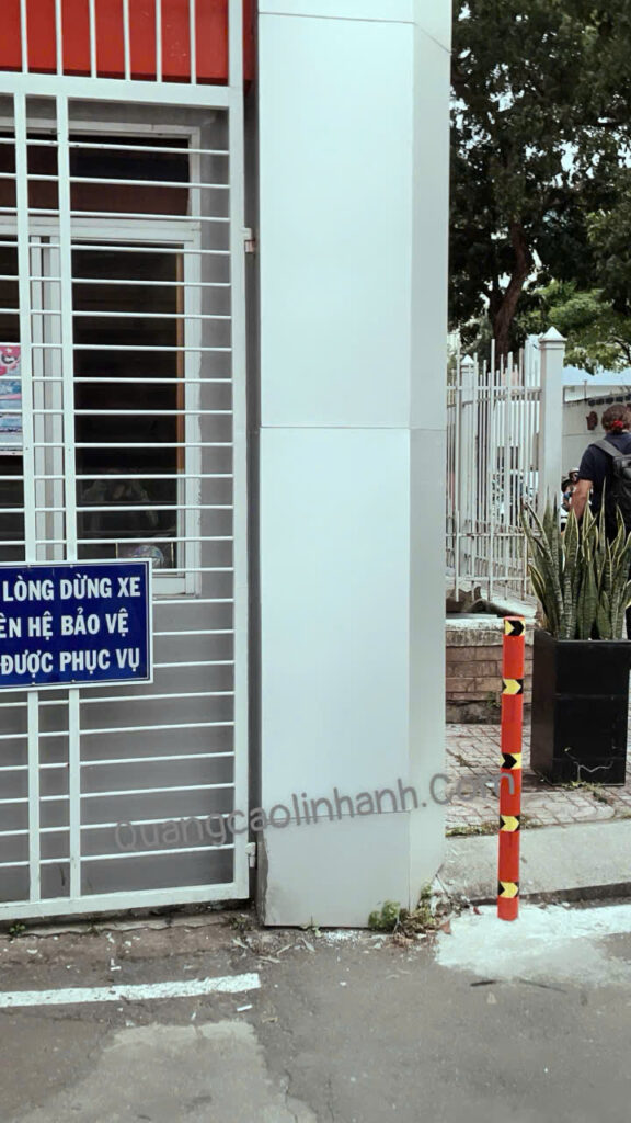 Alu tại cổng bảo vệ – thực tế Linh Anh đã thực hiện