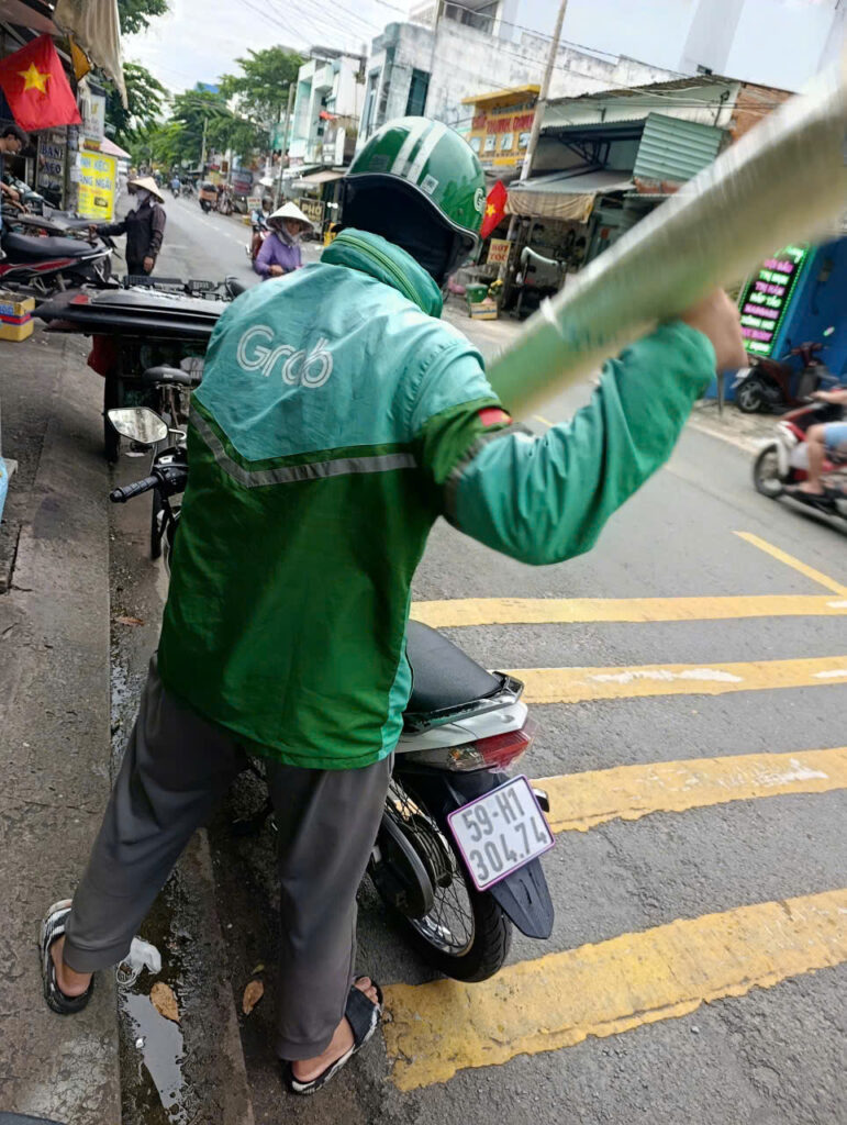 Dịch Vụ In Decal Nhanh Tại - Quận Bình Tân 2 Grab giao decal cuộn tại TP.HCM cho khách hàng của Linh Anh