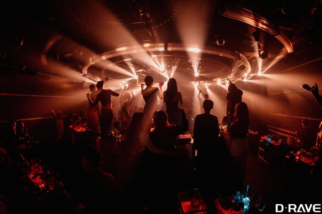D-RAVE Club & DJ Baby Pig- Sài Gòn 2 Không gian D-RAVE Club rực rỡ ánh sáng