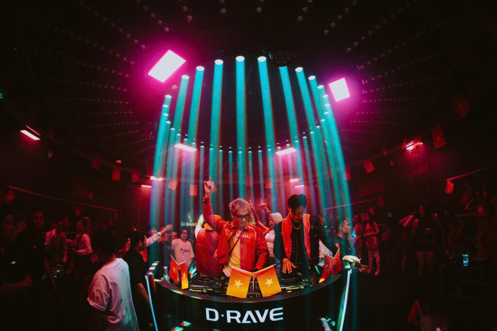 D-RAVE Club & DJ Baby Pig- Sài Gòn 5 khách hàng tận hưởng không khí