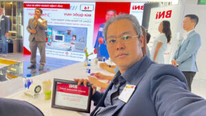 Quảng Cáo Linh Anh Nhận Bằng Khen 1-2-1 Xuất Sắc BNI Confidence