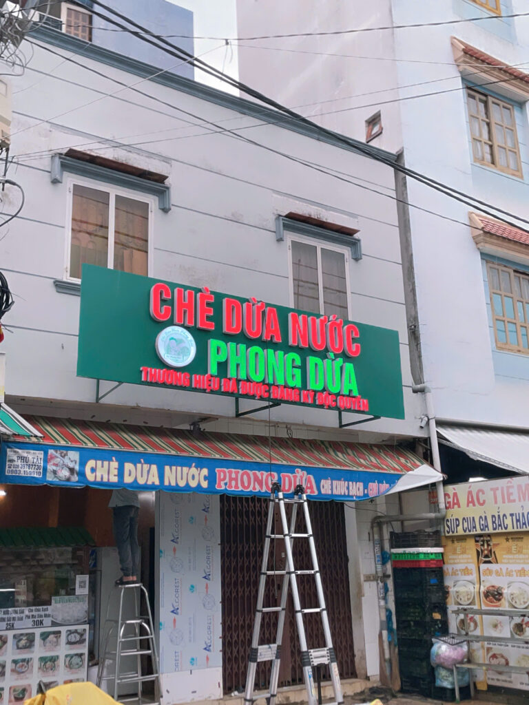 LINH ANH,COMPLETES ALU LIGHTBOX, SIGN FOR 2 LINH ANH,COMPLETES ALU LIGHTBOX, SIGN FOR