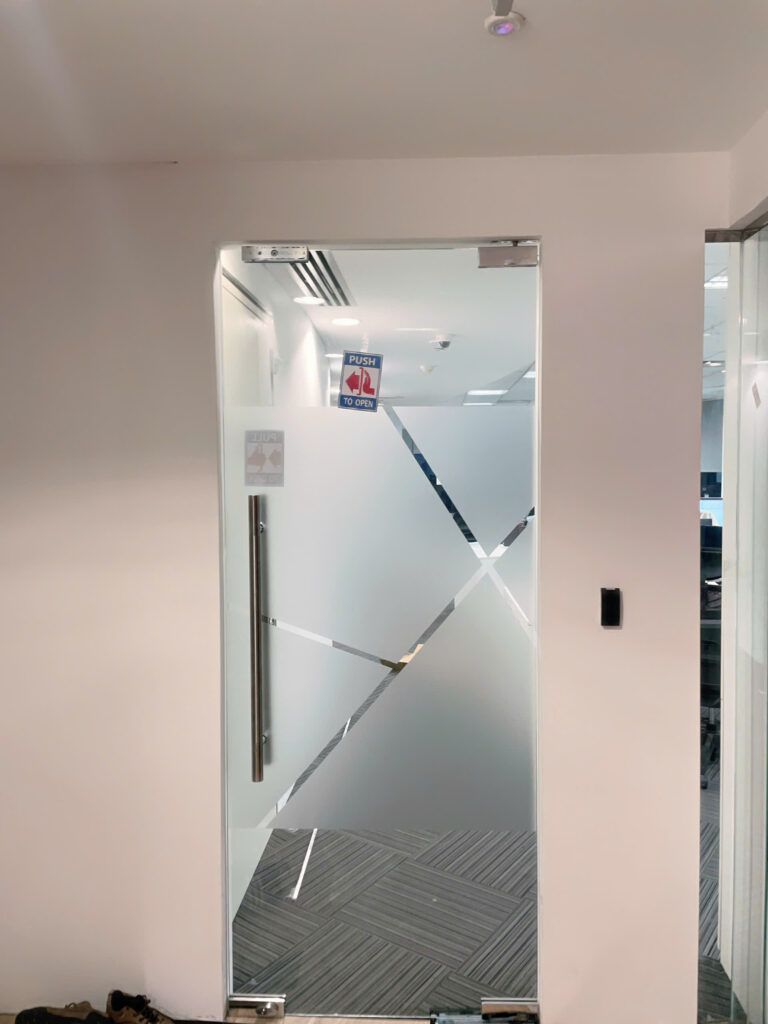 QUẢNG CÁO LINH ANH, THI CÔNG DÁN DECAL KÍNH VĂN PHÒNG