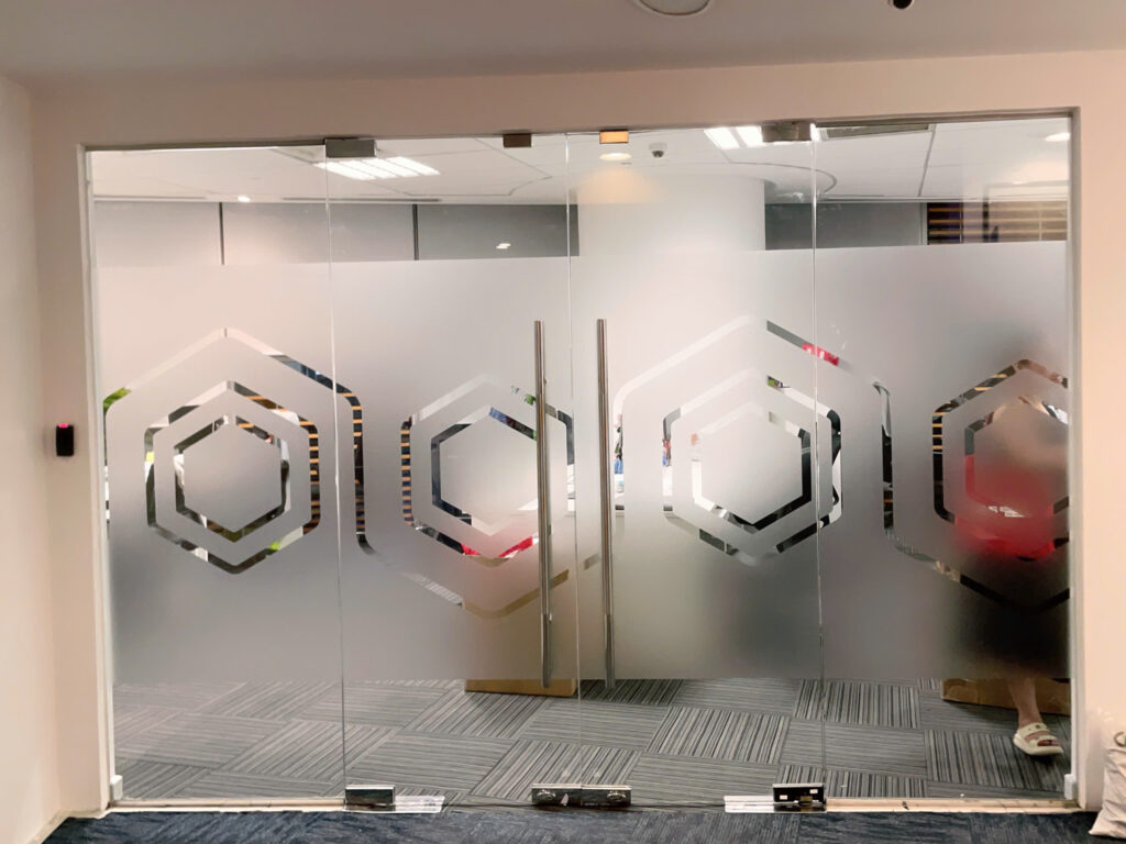 QUẢNG CÁO LINH ANH, THI CÔNG DÁN DECAL KÍNH VĂN PHÒNG