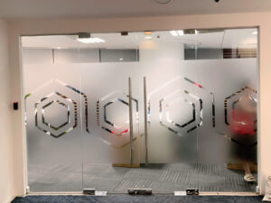 QUẢNG CÁO LINH ANH, THI CÔNG DÁN DECAL KÍNH VĂN PHÒNG