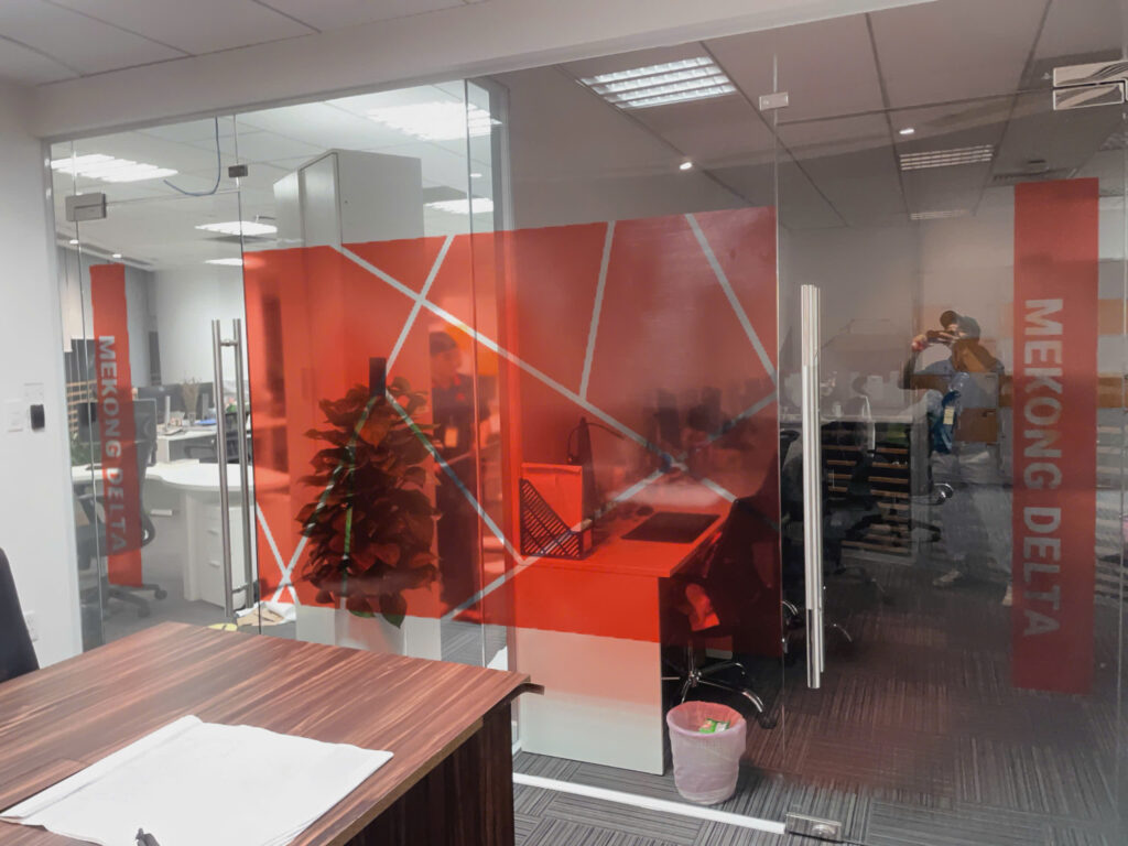 QUẢNG CÁO LINH ANH, THI CÔNG DÁN DECAL KÍNH VĂN PHÒNG