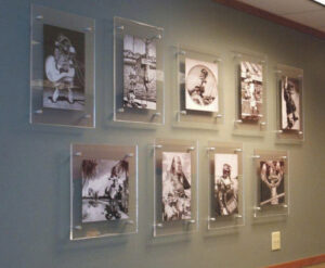 TRANH TREO TƯỜNG MICA, QUẢNG CÁO LINH ANH CHUYÊN THI CÔNG