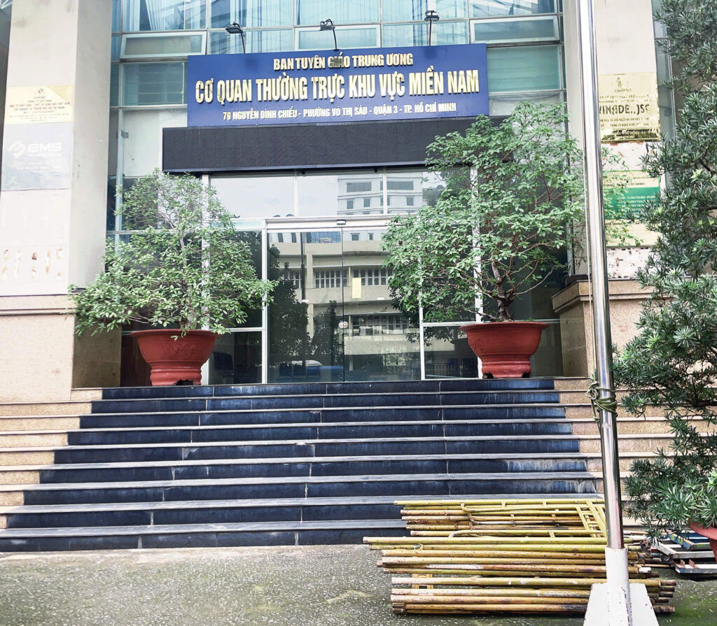 QUẢNG CÁO LINH ANH, CHUYÊN THI CÔNG DỜI MÀN HÌNH LED P10, TP.HCM