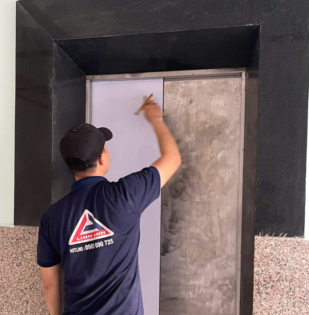 QC LINH ANH, THI CÔNG DÁN DECAL THANG MÁY, ĐẾ ĐEN, DIỆN TÍCH TRÊN 70M² 1 QC LINH ANH, THI CÔNG DÁN DECAL THANG MÁY, ĐẾ ĐEN, DIỆN TÍCH TRÊN 70M²