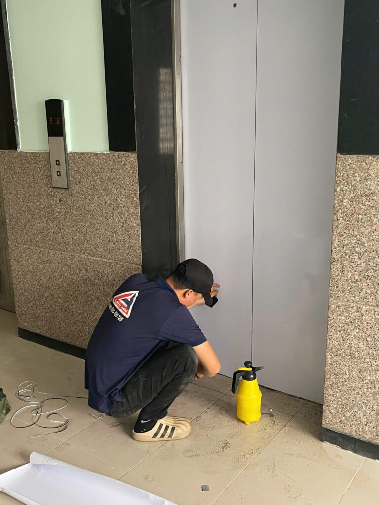 QC LINH ANH, THI CÔNG DÁN DECAL THANG MÁY, ĐẾ ĐEN, DIỆN TÍCH TRÊN 70M² 2 z7292611432000 b3acbcf7d6bfddb10946ee3a6db884a9