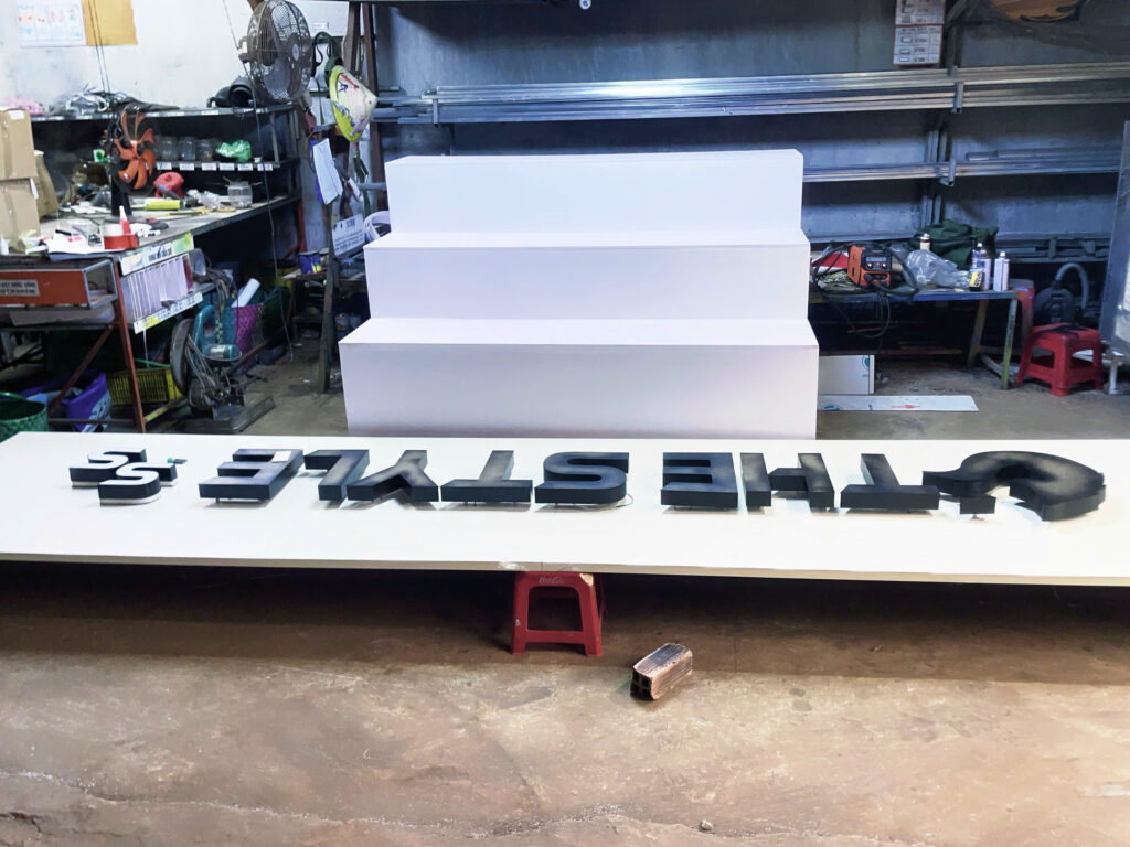 THI CÔNG MẶT DỰNG ALU, CHỮ ĐÈN MICA CAO CẤP TẠI QUẬN 1 3 z7323141375580 d1fd84818edc6e18e5c1675da981c3db