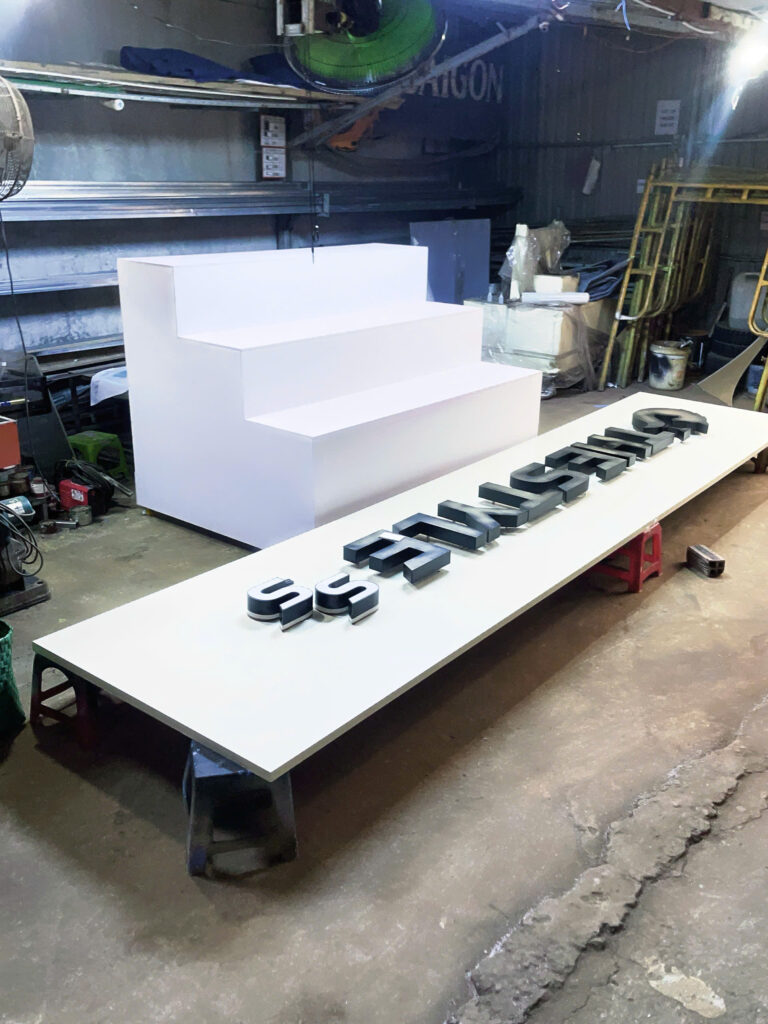 THI CÔNG MẶT DỰNG ALU, CHỮ ĐÈN MICA CAO CẤP TẠI QUẬN 1 2 z7323141380195 5e416421290553d3a178a9f0a0b04259