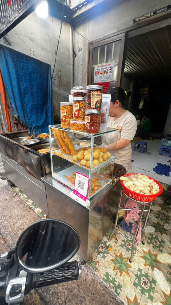 CHUỐI CHIÊN NGON SAU LƯNG TRƯỜNG NGUYỄN THƯỢNG HIỀN , MÓN QUÀ VẶT TUỔI HỌC TRÒ Ở TÂN BÌNH 2 z7349963884060 c34ab8e7ee51d6cbcb1c570138c1aee3