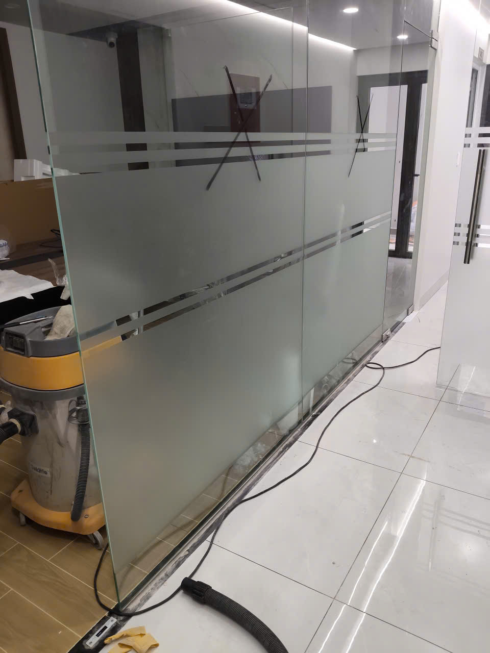 Thi Công Vách Kính Văn Phòng Dán Decal Mờ,Bảng Tên Phòng Ban Inox, Tp.HCM