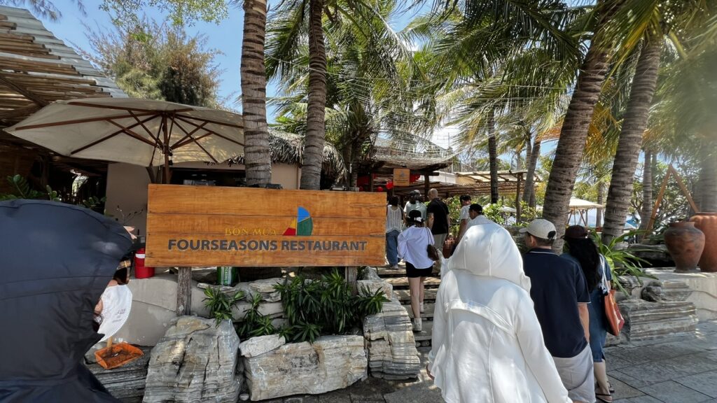 Ẩm Thực Tại Bốn Mùa Four Seasons Restaurant 1 z7692921748476 5186e94e1c7804ab34dfc201ea9d0c70