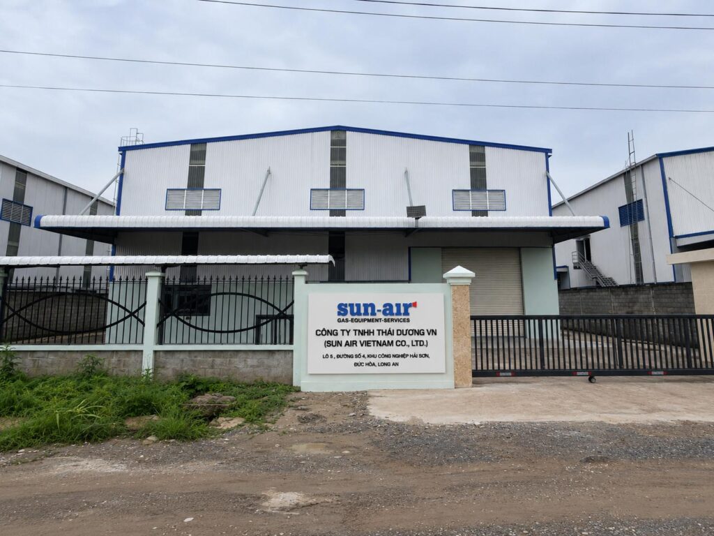 Thi Công Bảng Hiệu Alu Chữ Nổi Nhà Xưởng, Tại Long An 2 z7901517376983 b3f45afe5cf857cee5f7e815c8fc3c0a