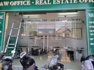 Thi Công Bảng Hiệu Alu, Chữ Nổi Mica Và Dán Decal Kính Văn Phòng Luật Tại TP.HCM