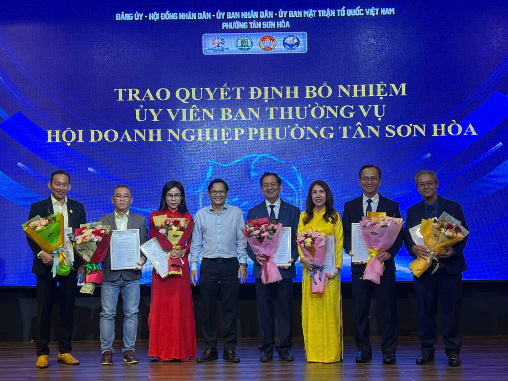 Ông Trần Anh Hoàng, Giám đốc Quảng Cáo Linh Anh được bổ nhiệm vào Ban Thường vụ Hội Doanh nghiệp Phường Tân Sơn Hòa, tp.HCM 5 z7955767509037 f0da8d050121891bcbe2e52640d95278