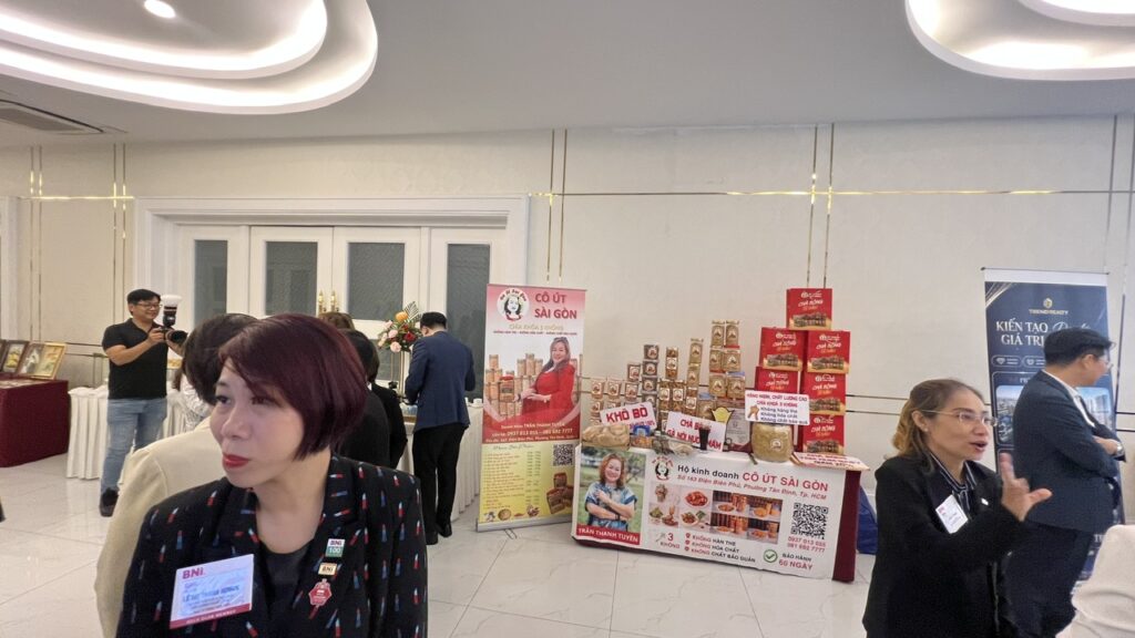 Cô Út Sài Gòn, Gian hàng chị út Thanh đặc sản nổi bật tại BNI, chương trình kết nối doanh nghiệp BNI, Tp.HCM 4 1787387426593 2012465878701460028 g3446957122316027143 289c203677c5d2814afa2e820c51a305