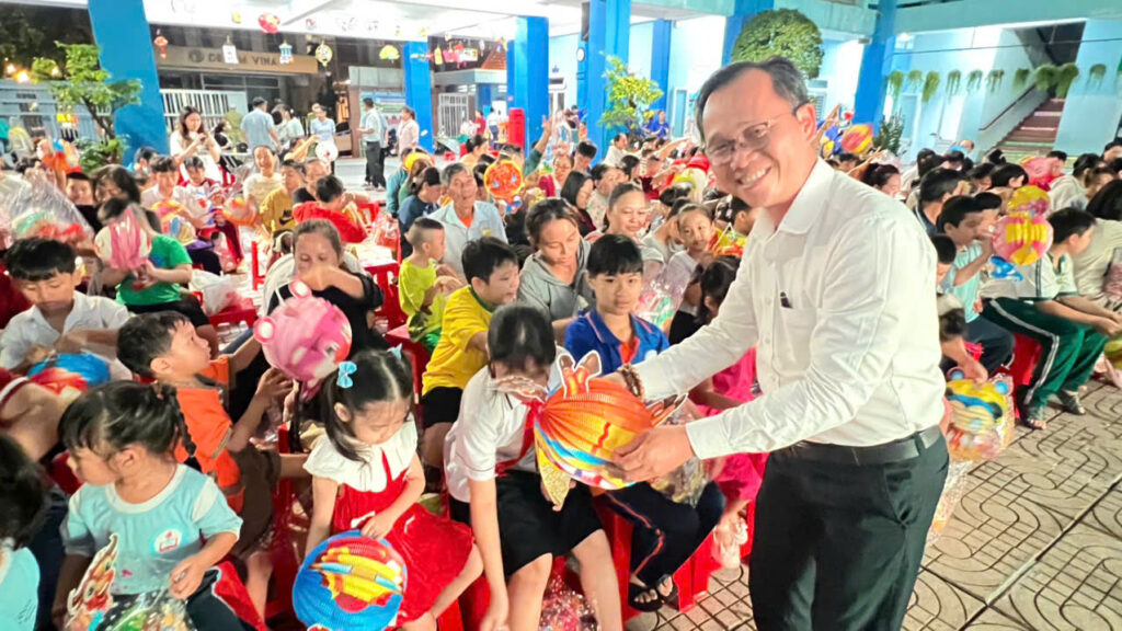 Ông Trần Anh Hoàng , Giám đốc Quảng Cáo Linh Anh, tham dự đêm hội Trung thu tại phường Tân Sơn Hòa, tp.HCM 6 1790331720381 2012465878701460028 g3446957122316027143 487162f9056b0799d691db542096cf98