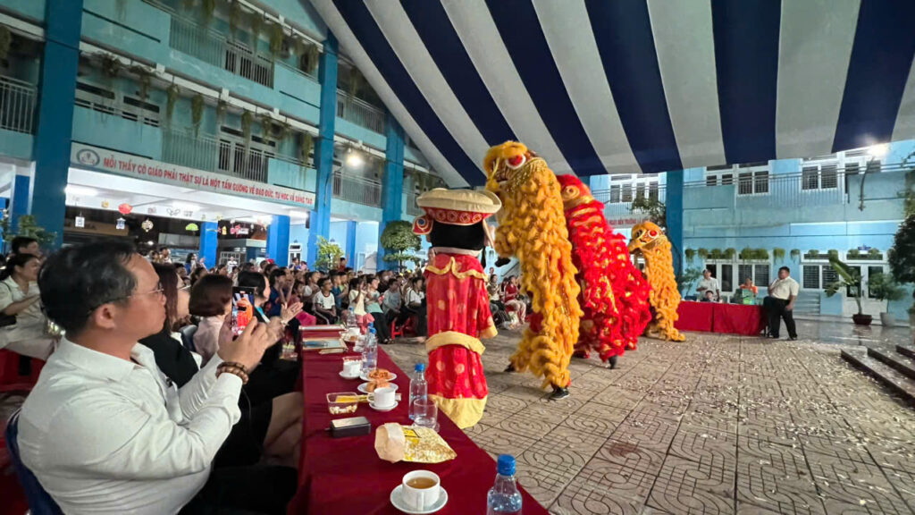 Ông Trần Anh Hoàng , Giám đốc Quảng Cáo Linh Anh, tham dự đêm hội Trung thu tại phường Tân Sơn Hòa, tp.HCM 4 1790331720401 2012465878701460028 g3446957122316027143 3d6143a83265d2567e5e24a0bfc57bea